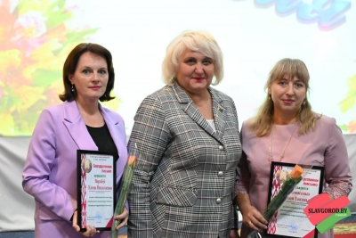 Учителя Славгородчины принимали заслуженные награды и поздравления в преддверии своего профессионального праздника.