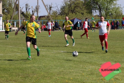На городском стадионе прошёл футбольный матч между командами ФК «Серволюкс-Агро» (аг.Межисетки) и ФК «Славгород»
