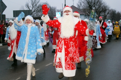 Парад Дедов Морозов дал старт новогоднему волшебству