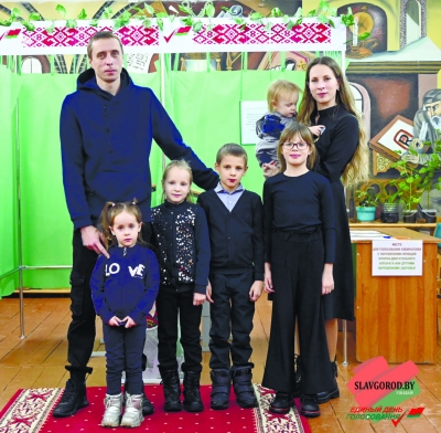 У многодетной семьи Волковых приходить на выборы вместе с детьми стало доброй традицией