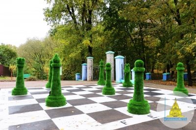 На входе в городской парк появилась новая композиция — шахматы