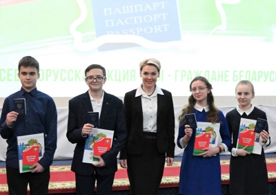 Молодым жителям Славгородчины — лучшим представителям молодежи — в торжественной обстановке были вручены паспорта граждан Республики Беларусь!