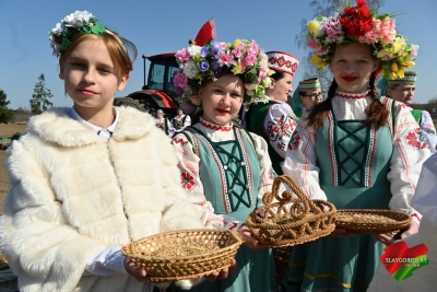 Официальный старт посевной кампании в Славгородском районе дали сегодня на полях ОАО &laquo;Привольный агро&raquo;&raquo; народным обрядом &laquo;Засевки&raquo;