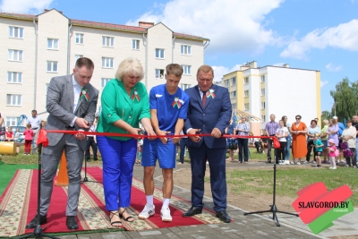 В Славгороде в самом «молодом» микрорайоне по ул.Калинина открыли детско-спортивную площадку