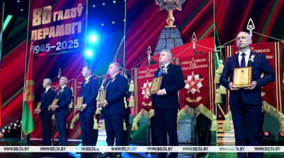 Лукашенко вручил вымпелы «За мужнасць і стойкасць у гады Вялікай Айчыннай вайны» шести городам Беларуси