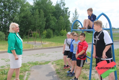 На радость и пользу детям! Как в Славгороде проходит строительство спортивных детских площадок?