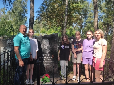 Сохраняя историю! Славгородские волонтеры отряда «Забота» привели в порядок могилу ветерана Великой Отечественной войны