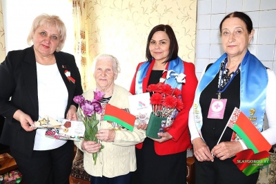 Бывшая малолетняя узница фашистской неволи Анна Лазаревна Грузинова награждена медалью в честь юбилея Великой Победы