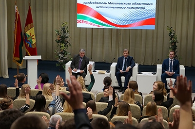 Председатель Могилевского облисполкома Владимир Доманевский встретился с молодыми специалистами региона