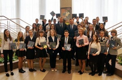 Талантливой молодежи Могилевской области торжественно вручили паспорта
