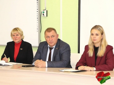 В Славгородской ЦРБ состоялась встреча, главы Славгородского района Андрея Кожемякина с молодыми специалистами-медиками