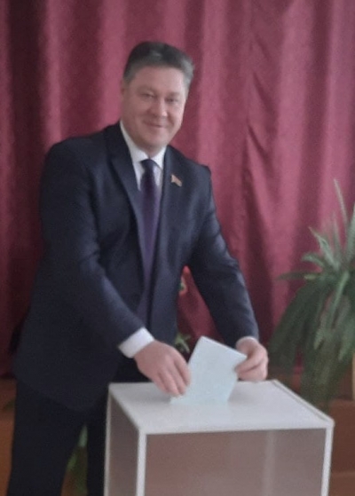 В числе первых проголосовав на Славгородском участке для голосования № 1