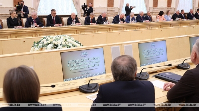 Лукашенко: в Беларуси сильная власть, растопыренными пальцами никто ее не держит