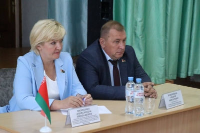 Депутат Палаты представителей Национального собрания Республики Беларусь Александра Михеенко провела прием граждан в Телешевском сельском Доме культуры.